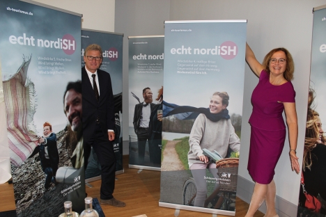 TA.SH wirbt für die Nebensaison in Schleswig-Holstein - Schleswig-Holsteins Tourismusminister Dr. Bernd Buchholz und TA.SH-Geschäftsführerin, Dr. Bettina Bunge, stellen die neue Nebensaison-Kampagne 2020 2echt nordiSH" vor; Foto: © WVATT/Haase